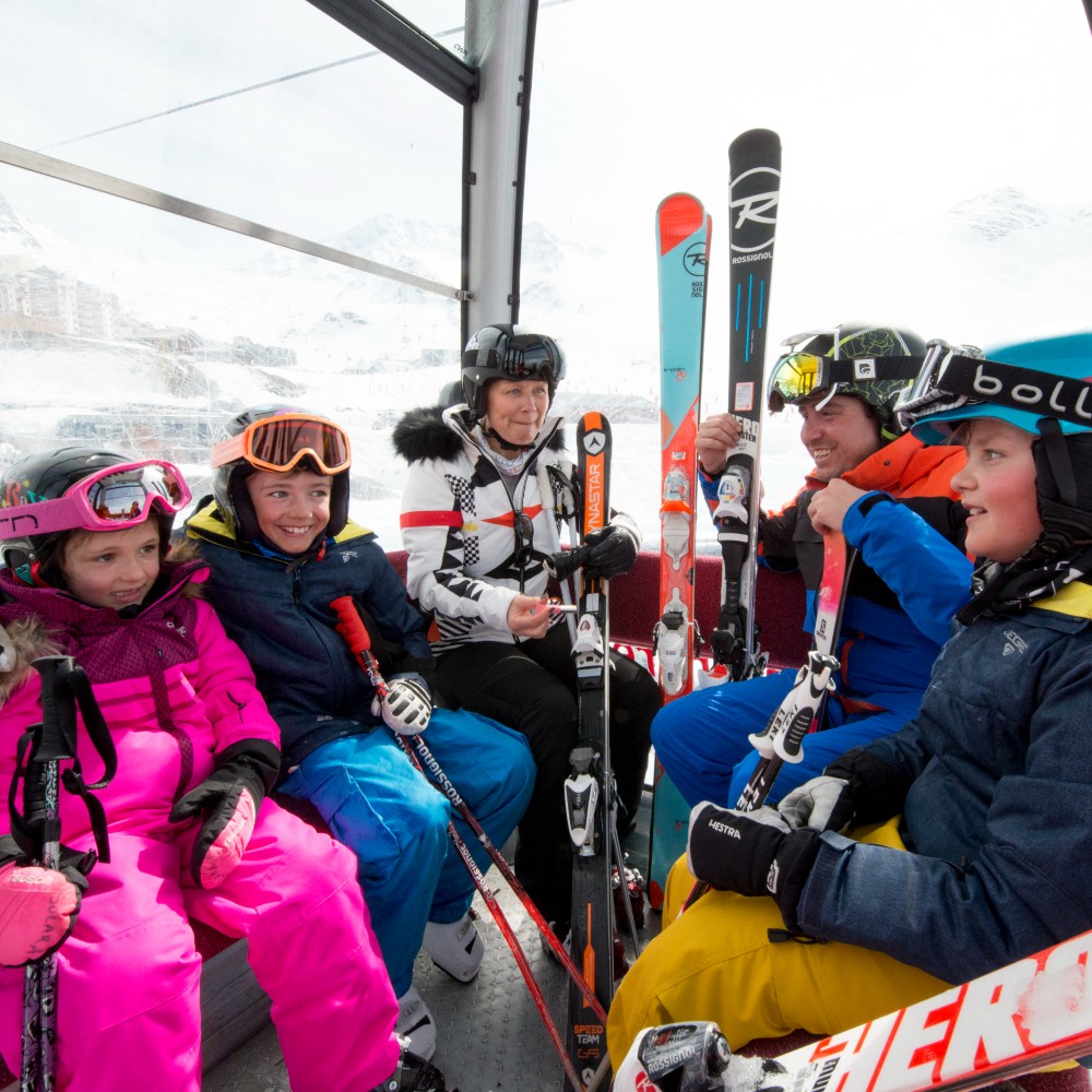 family-ski-lift-val-thorens-french-alps
