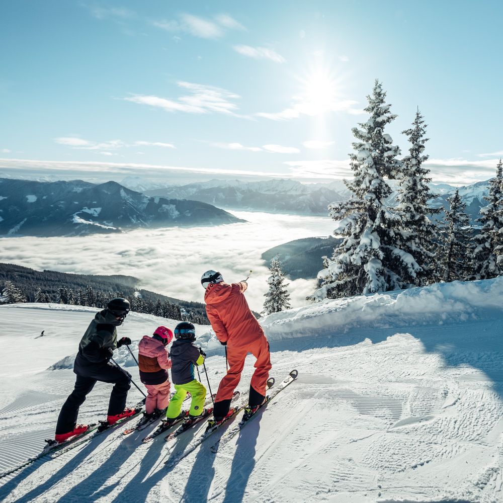 family-skiing-schmittenhohe-in-austria