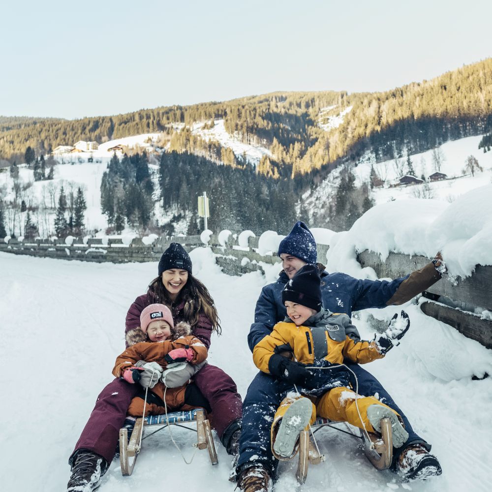 family-tobogganing-skiing-in-austria