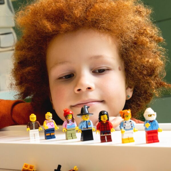 girl-with-figures-lego-house-billund