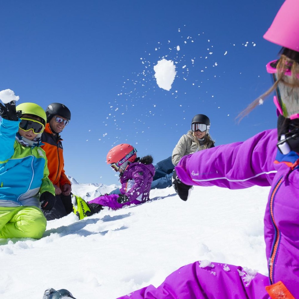 kids-throwing-snowballs-multi-family-ski-holiday-peak-retreats