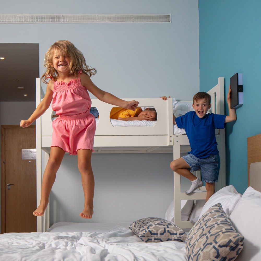 children-bouncing-on-beds-family-holiday-in-dubai
