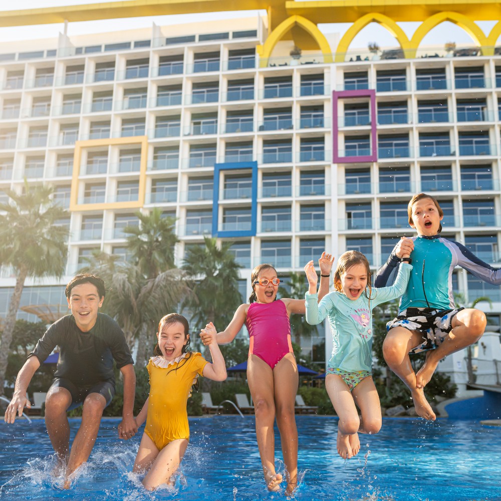 children-in-swimming-pool-family-holiday-in-dubai