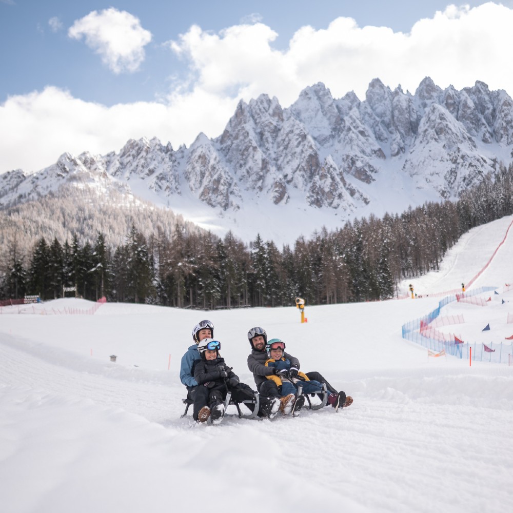 family-tobogganing-3-zinnen-dolomites