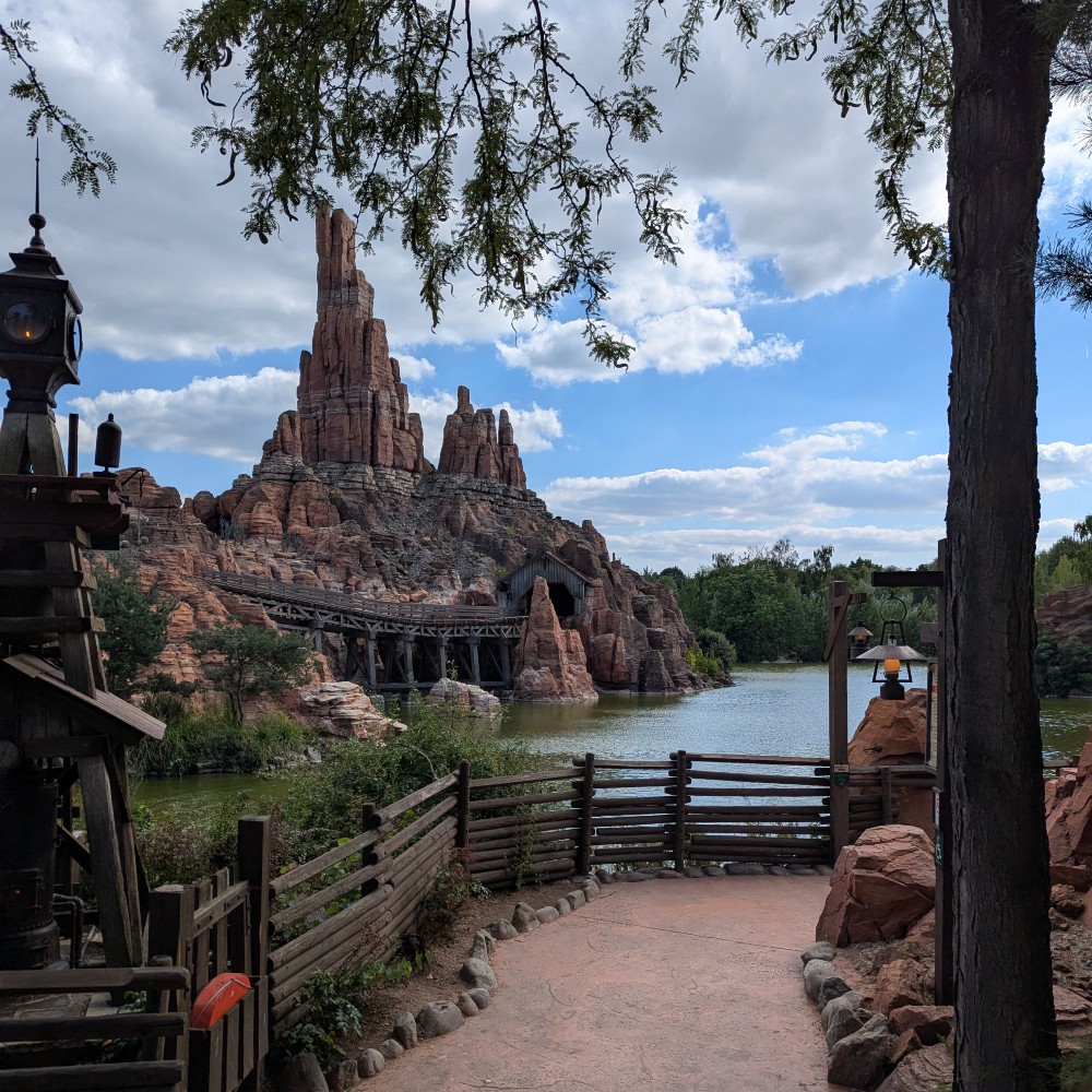 big-thunder-mountain-rollercoaster-france