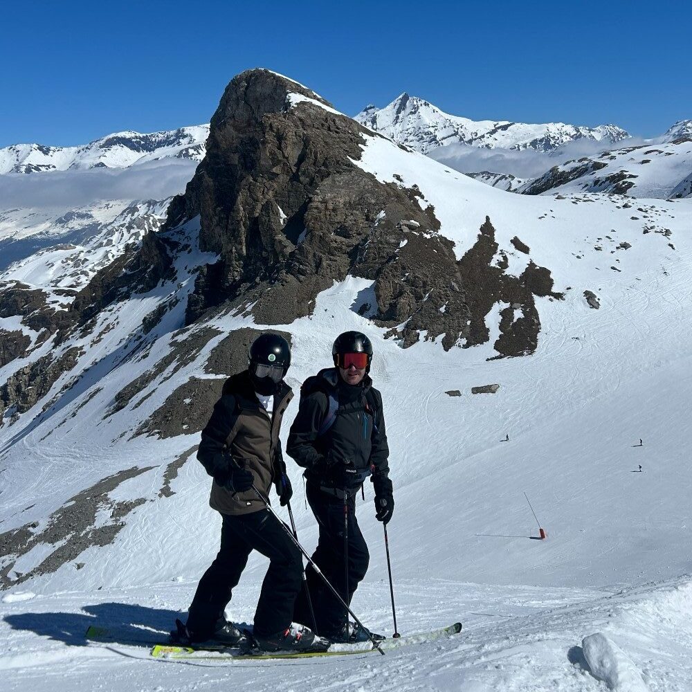 couple-skiing-french-alps