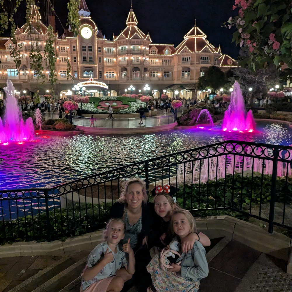 night-time-theme-park