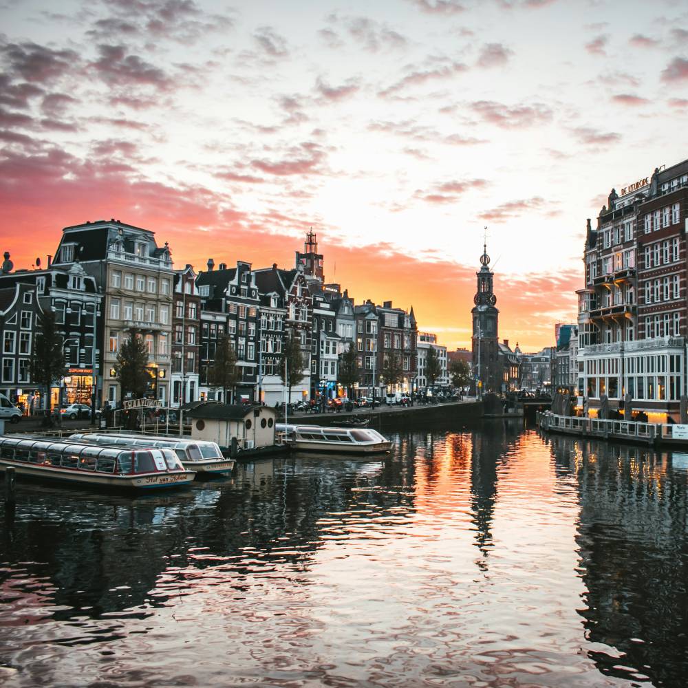 amsterdam canal at sunset-min