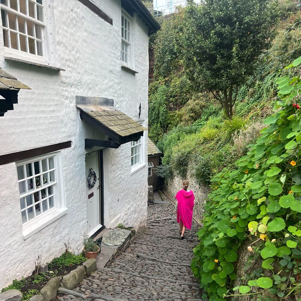cottage-cobbled-streets