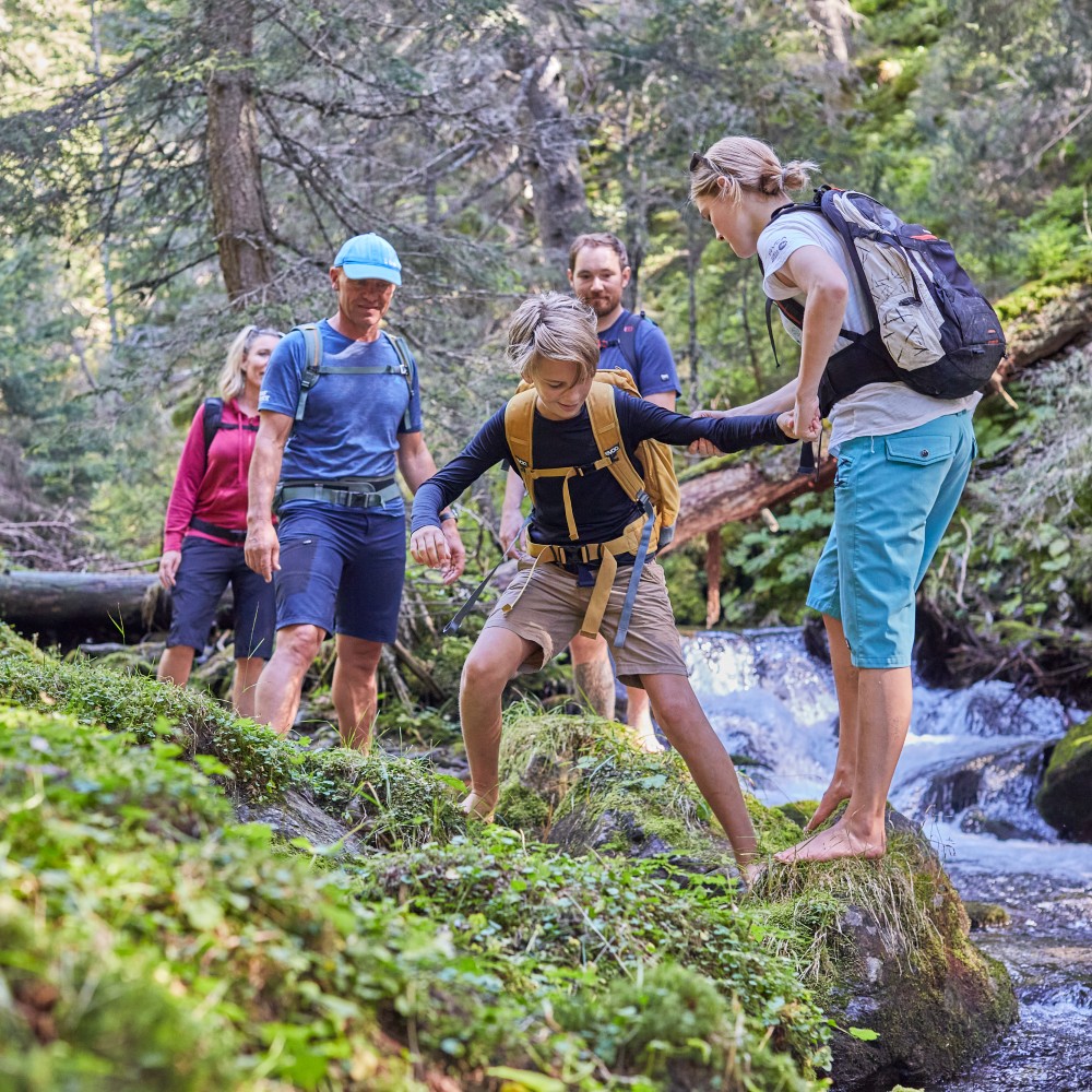 family-hiking-summer-holiday-innsbruck