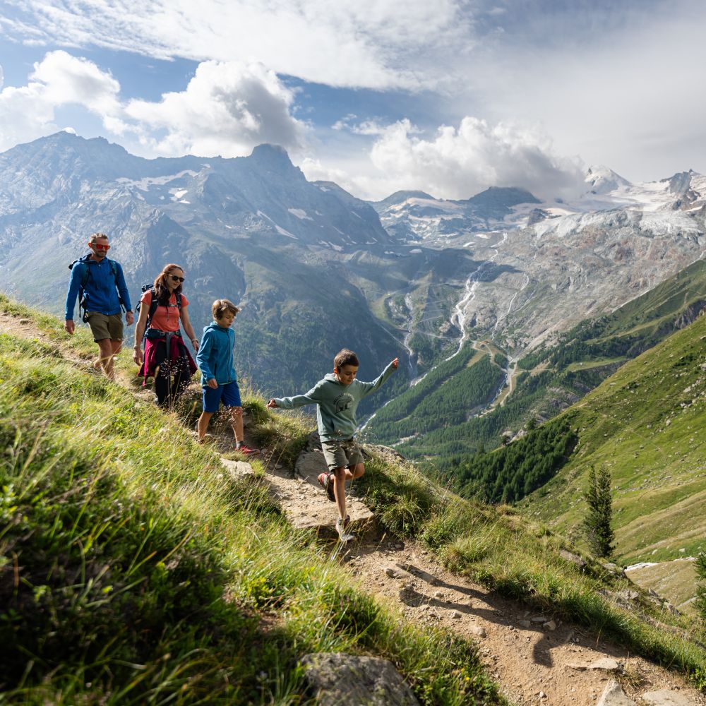 saas-fee-saastal-summer-family