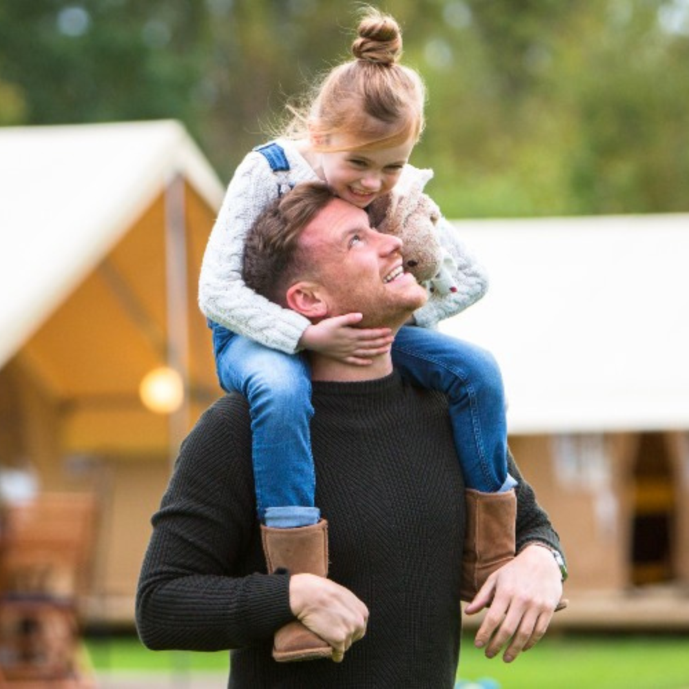 girl on dad's shoulders