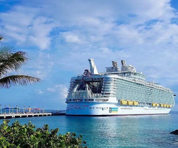 Symphony-of-the-Seas-docked-in-CocoCay-private-island-in-the-Bahamas (1)