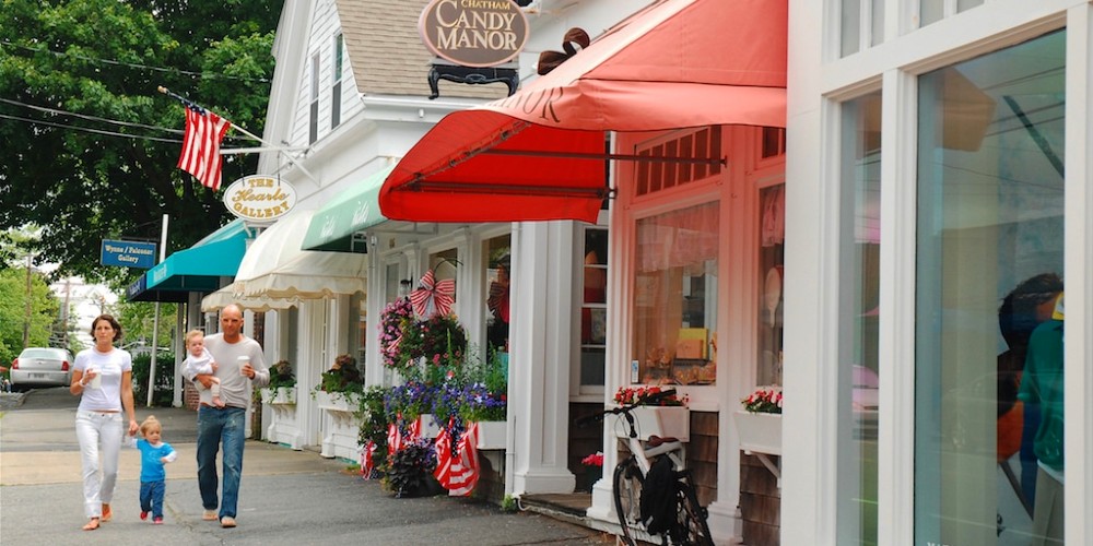mom-dad-baby-and-toddler-walking-past-candy-manor-chocolate-shop-chatham-massachussets-summer
