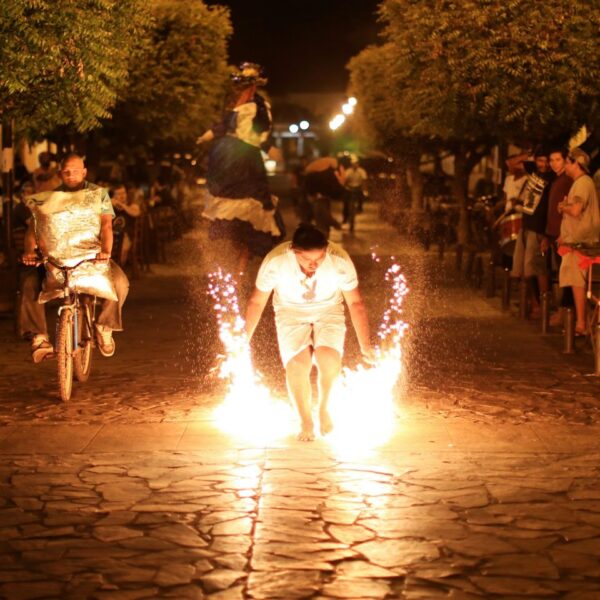 street-performer-granada-nicaragua