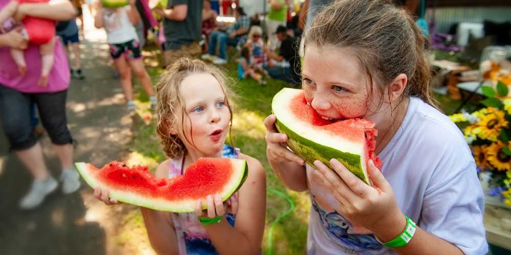 kids-eating-giant-watermelon-slices-cave-city-watermelon-festival-2021