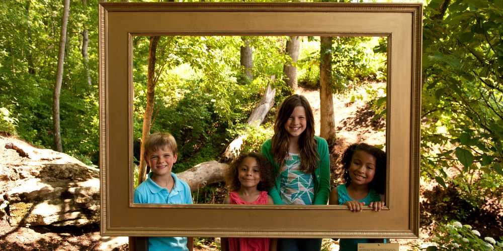 kids-with-selfie-frame-crystal-bridges-museum-of-american-art-arkansas-family-road-trip-2022