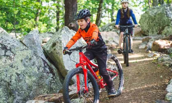 kids-mountain-biking-on-mount-nebo-trails-in-arkansas
