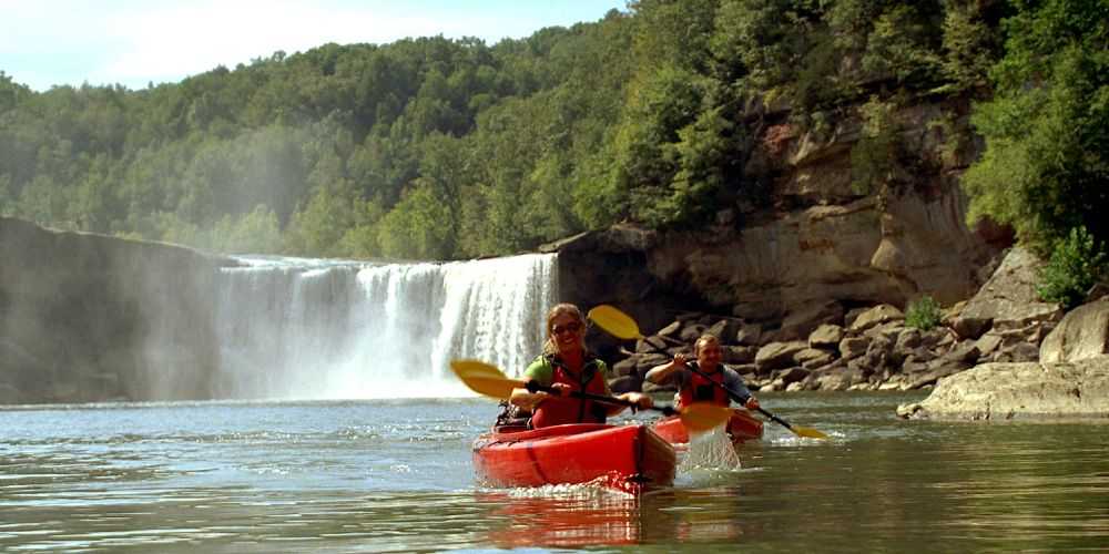 man-and-woman-kayaking-at-cumberland-falls-in-the-great-kentucky-outdoors