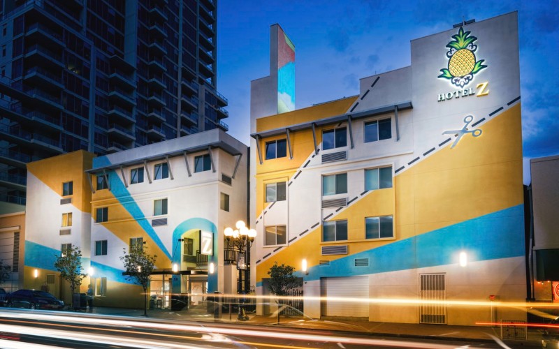 staypineapple-hotel-z-san-diego-exterior-hotel-blue-and-yellow-painted-night-shot 