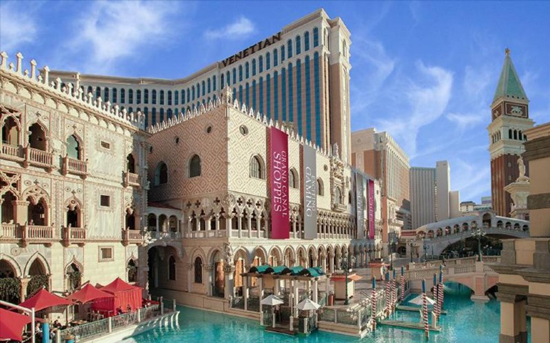 family-trip-savings-at-the-venetian-hotel-las-vegas-gondoliers-on-las-vegas-grand-canal