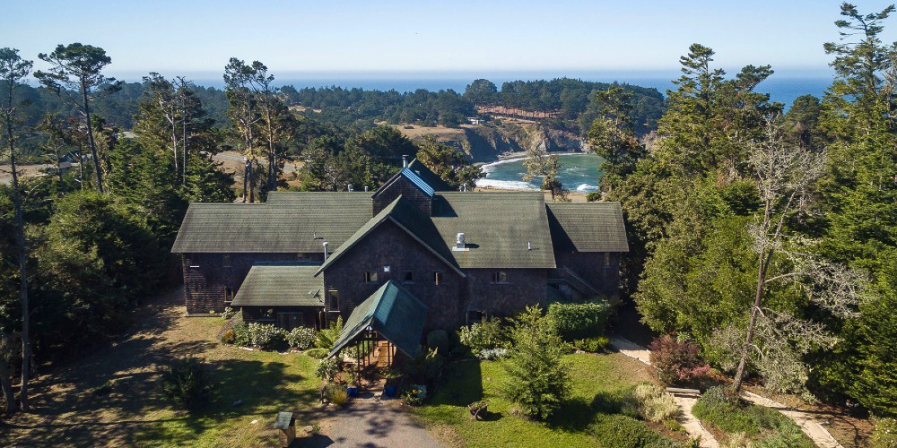 brewery-gulch-inn-mendocino-exterior-aerial-shot-with-pacific-ocean-behind-hotel-babymoon-packages-2022-family-traveller