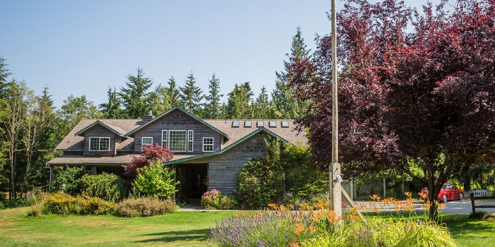 lost-mountain-lodge-sequim-washington-exterior-of-lodge-on-sunny-day-family-traveller-2022