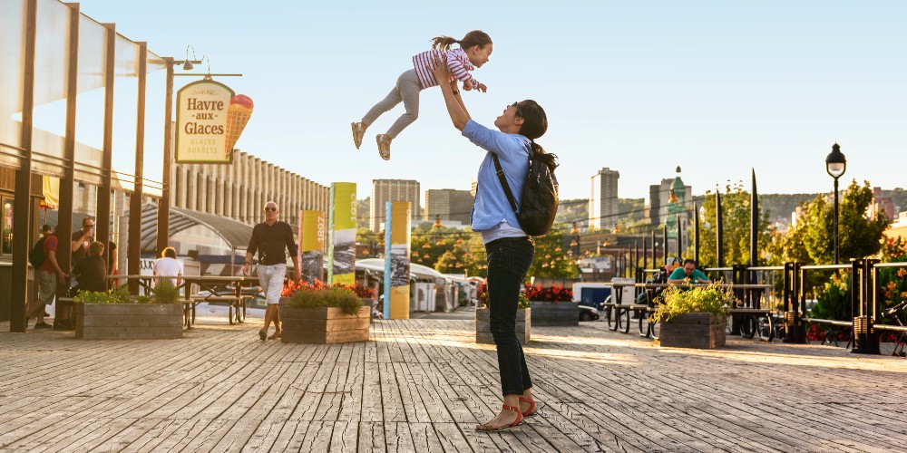 mother-and-child-playing-in-sunshine-daphne-caron-tourisme-montreal-family-activities-in-montreal-summer-2022