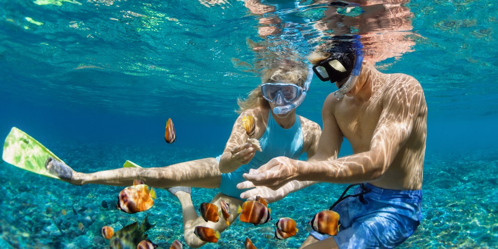 teenagers-snorkeling-great-barrier-reef-australia-scott-dunn-luxury-travel