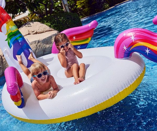 jumeirah-hotels-and-resorts-kids-with-unicorn-floaty-in-pool-dubai