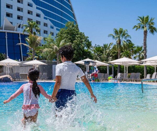 kids-in-pool-jumeirah-beach-hotel-dubai