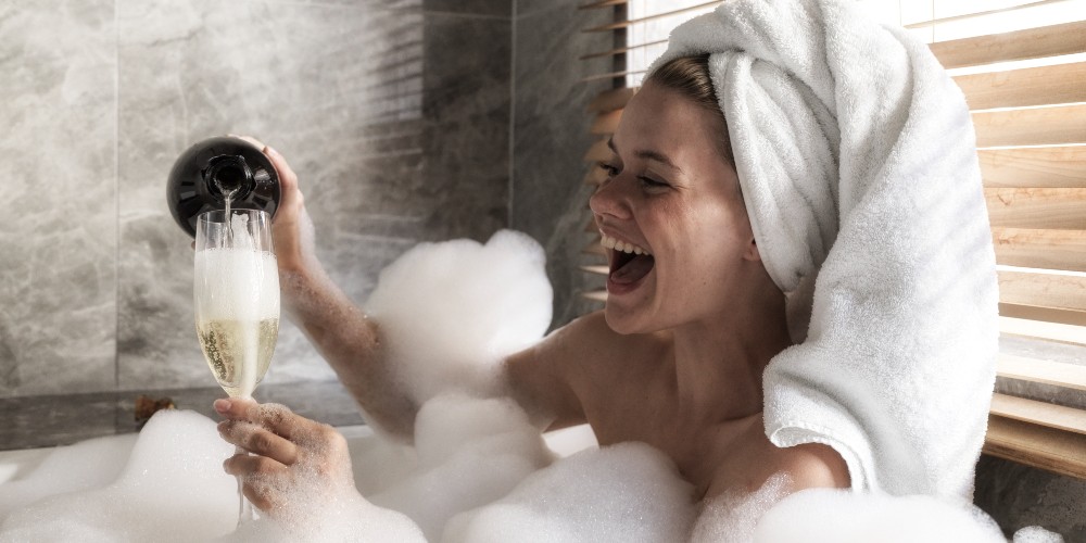 woman-in-bath-drinking-champagne