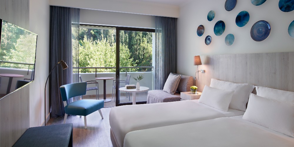 deluxe-room-forest-view-amus-hotel