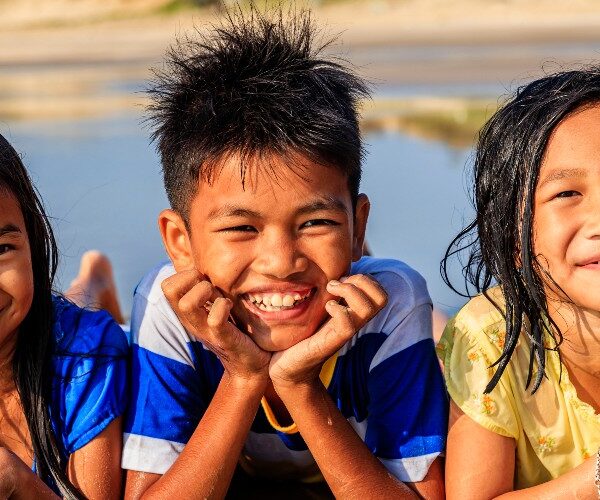 vietnamese-children-on-beach-in-vietnam