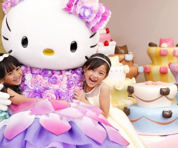 japanese-children-with-hello-kitty-sanrio-puroland-tokyo