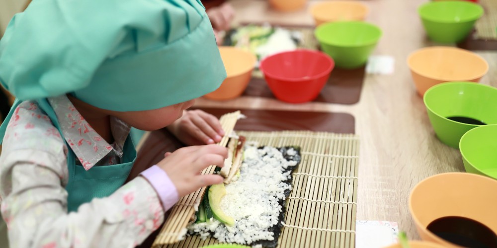 child-making-sushi-educational-experiences-asia