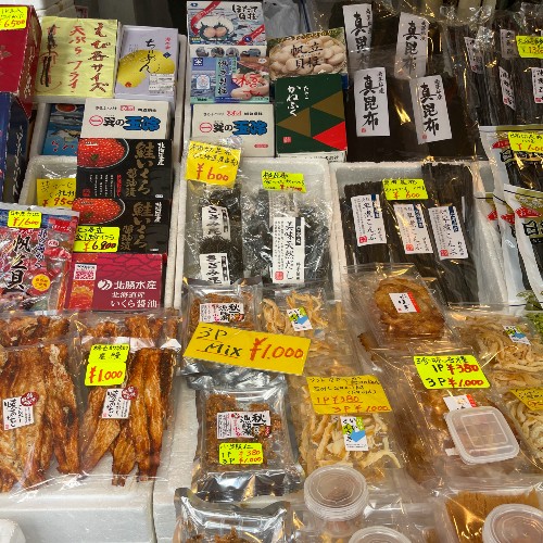 fish-stall-tsukiji-market-japan