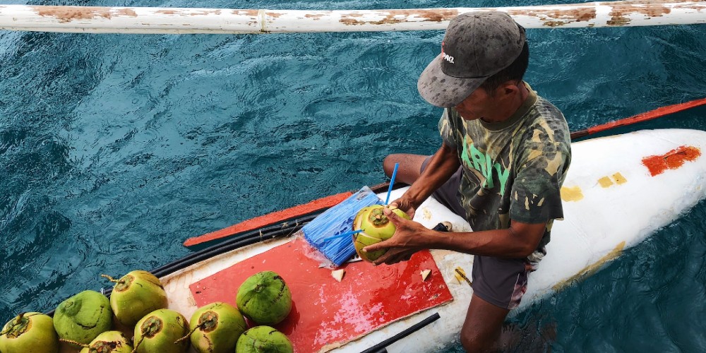 fruit-seller-canoe-boracay-island-philippines-lars-zhang-unsplash