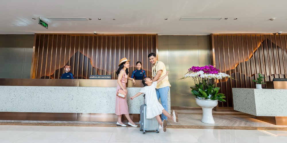 best-western-hotel-lobby-asian-family-checking-in