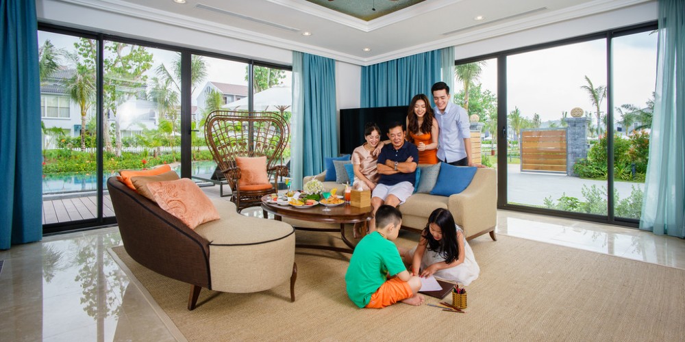 multi-generational-family-holiday-hotel-room