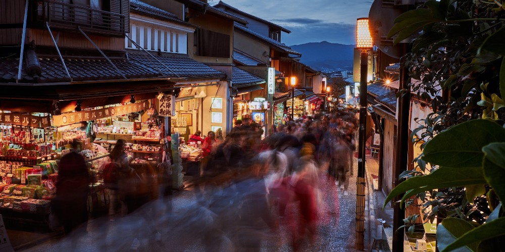 street-stalls-kiyomizu-derack-district-kyoto-yeo-zu-kate-wickers