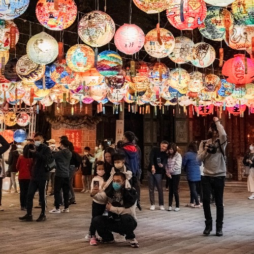family-taking-selfies-with-lanterns-tainan-huang-tom