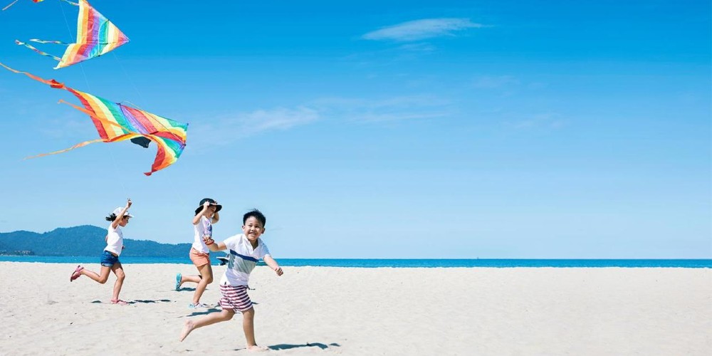 shangri-la-rasa-ria-kota-kinabalu-kids-flying-kites-beach