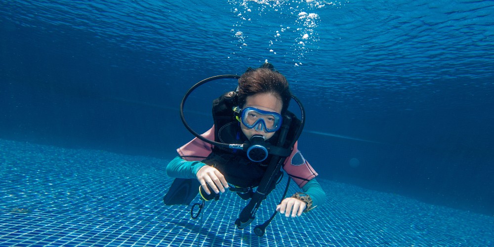 boy-underwater-pool-diving-lessons