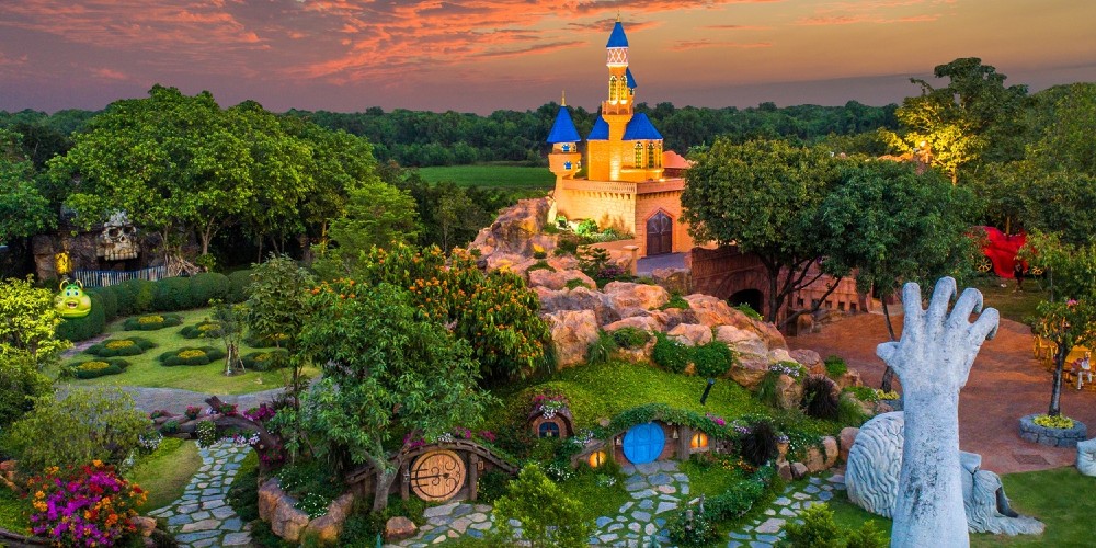dream-world-hobbit-land-thailand-family-theme-parks