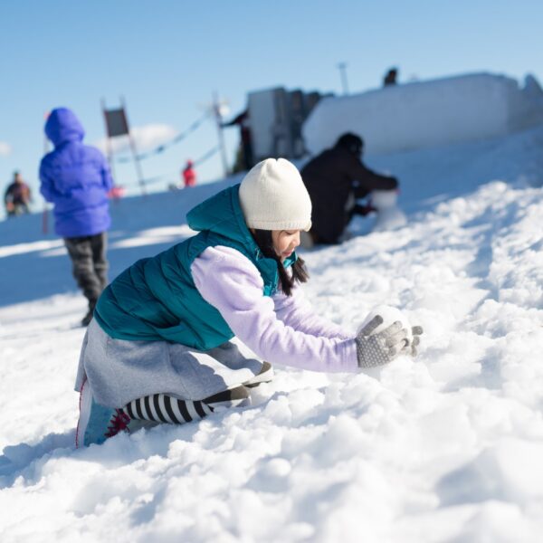 south-korea-ski-resorts-little-girl-making-snowballs