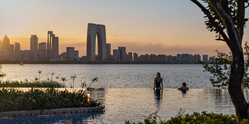 infinity-pool-cityscape-view-four-seasons-suzhou-china
