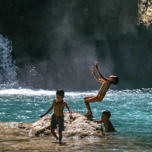 kids-playing-in-waterfall-cap-karoso