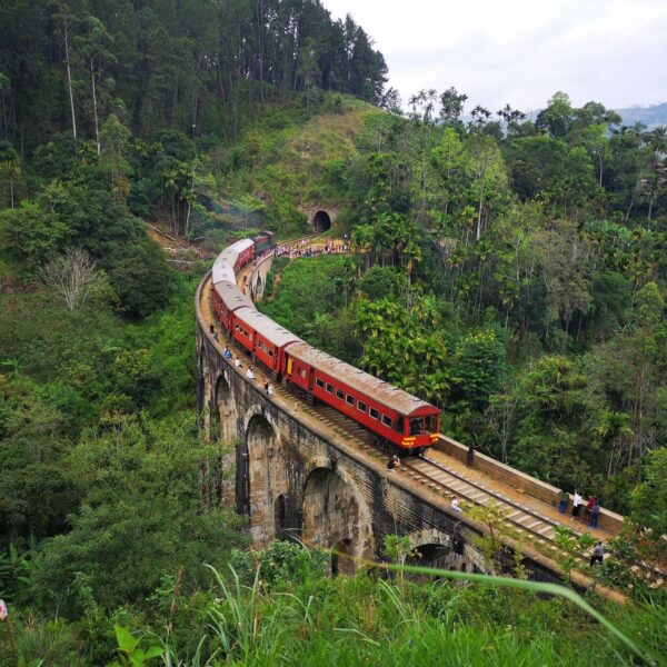 scenic-train-from-kandy-to-ella-sri-lanka-mariana-proenca