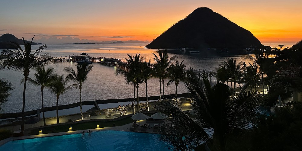 ayana-hotel-sunset-labuan-bajo